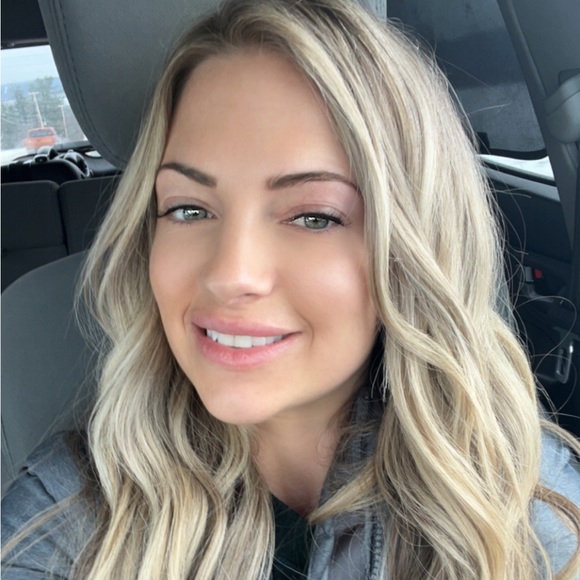 Meet your Posher, Katelyn - Picture 1 of 2